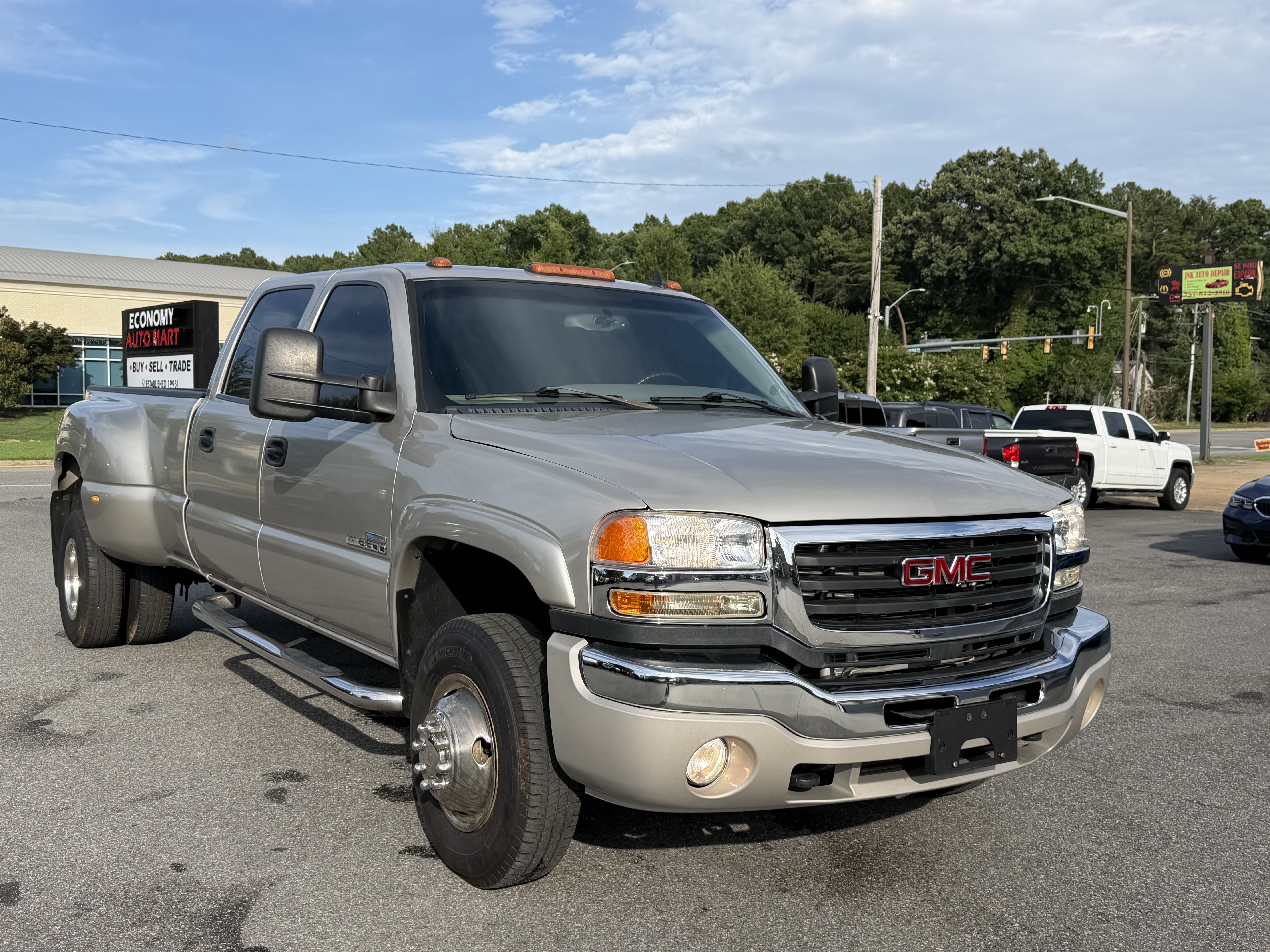 Used 2007 GMC Sierra 3500 SLT w/ Heavy-Duty Power Package AWD/4WD image 3