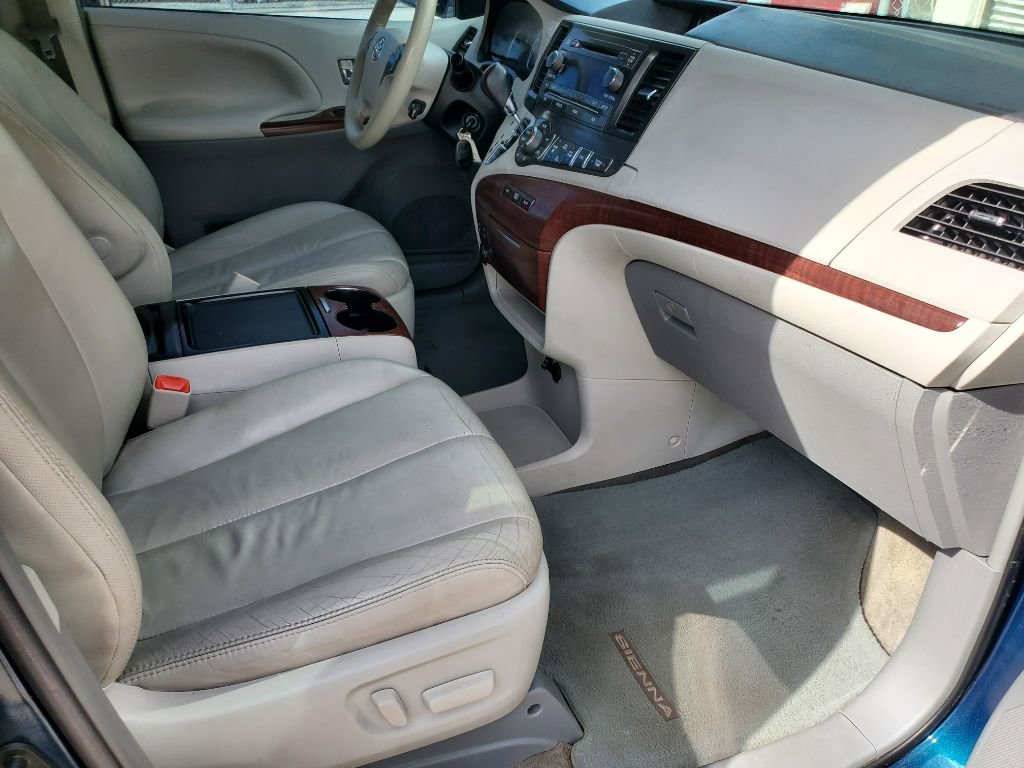 Used 2012 Toyota Sienna XLE FWD image 40