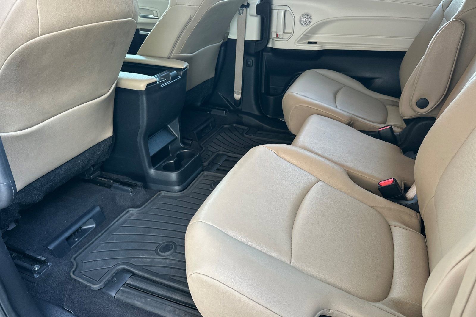 Used 2024 Toyota Sienna XLE image 12