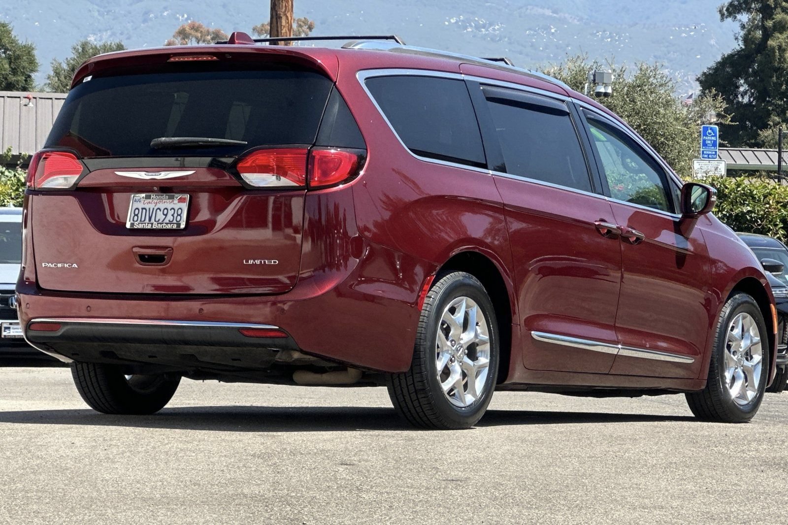 Used 2018 Chrysler Pacifica Limited FWD image 4