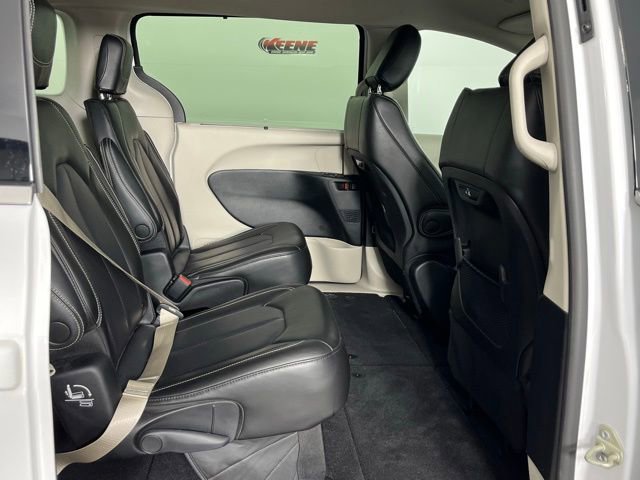 Used 2023 Chrysler Pacifica Touring-L image 32