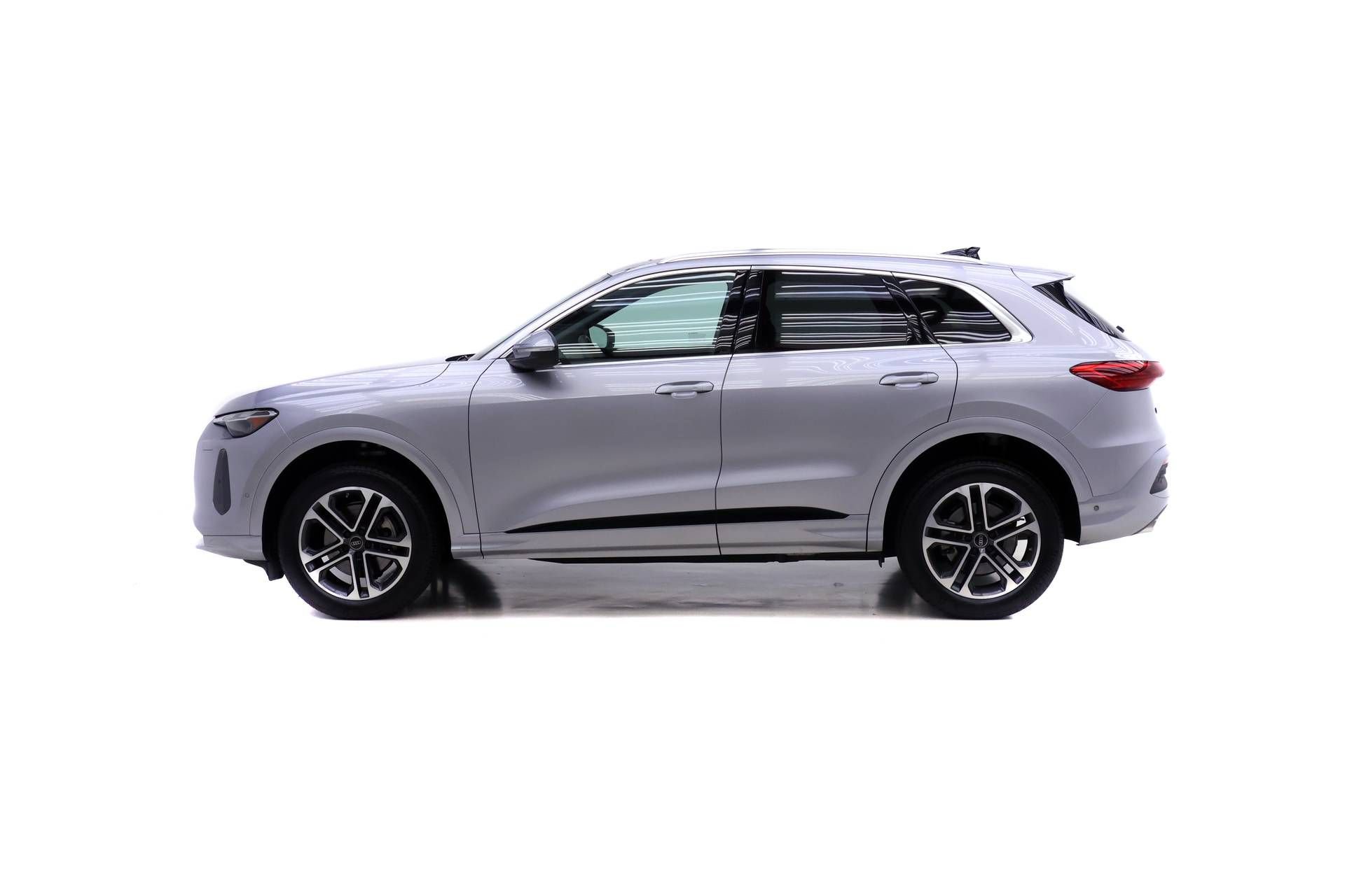 Certified 2025 Audi Q5 Premium AWD/4WD image 3