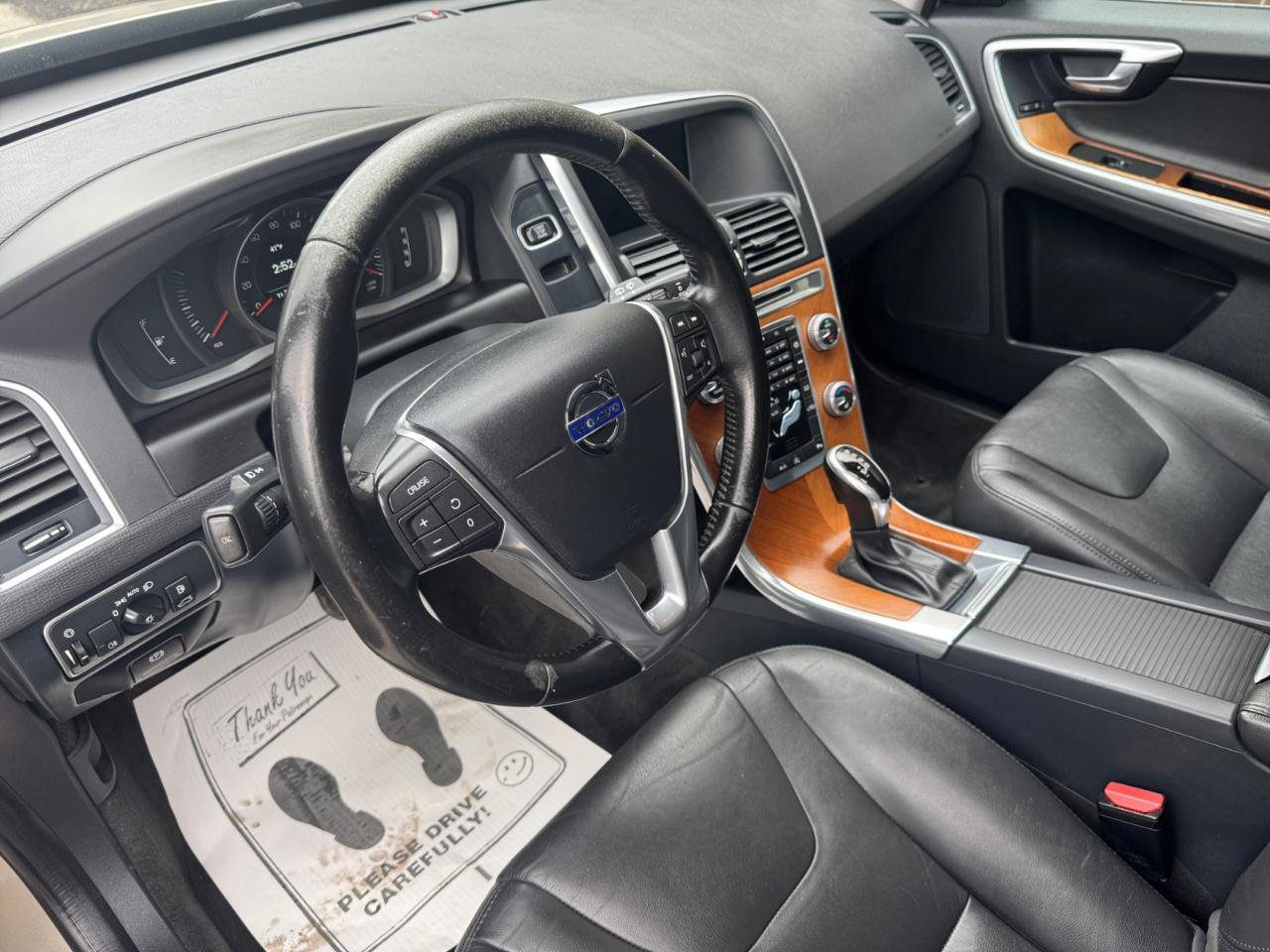 Used 2017 Volvo XC60 T5 Inscription image 3