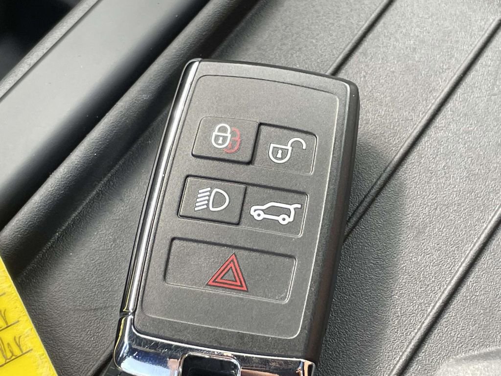 Used 2024 Land Rover Defender 110 X-Dynamic SE image 31