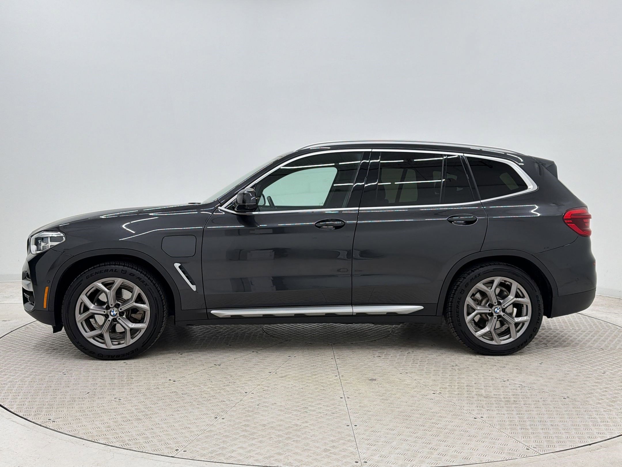 Used 2021 BMW X3 xDrive30e w/ Executive Package image 2