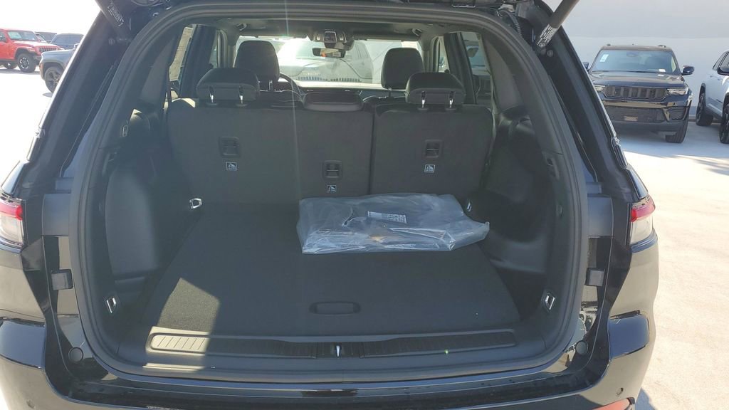 New 2025 Jeep Grand Cherokee Altitude image 8