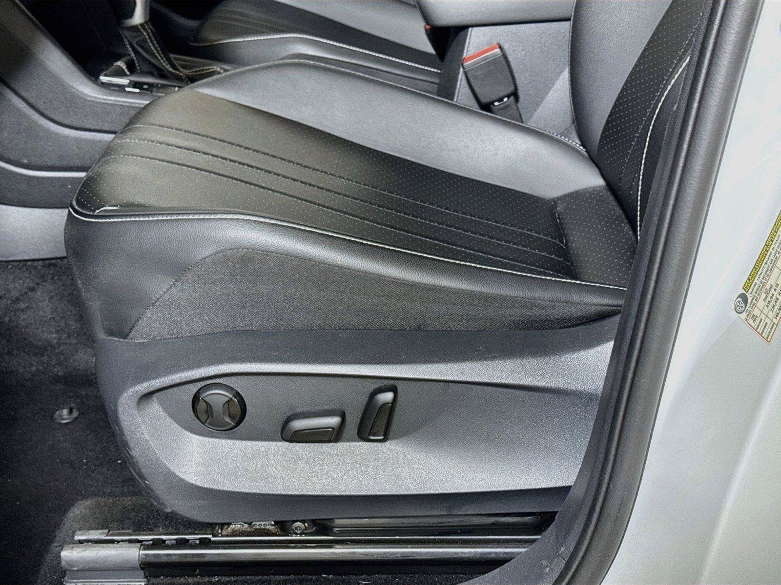Used 2024 Volkswagen Tiguan SE FWD image 17