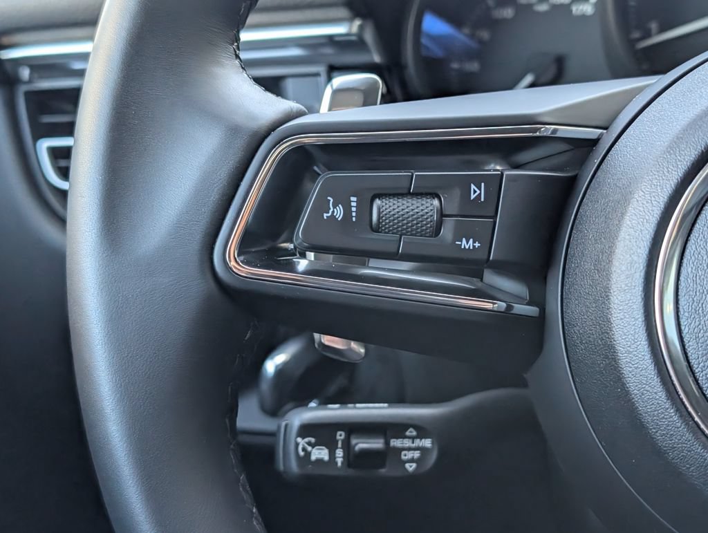 Certified 2025 Porsche Macan AWD/4WD image 19