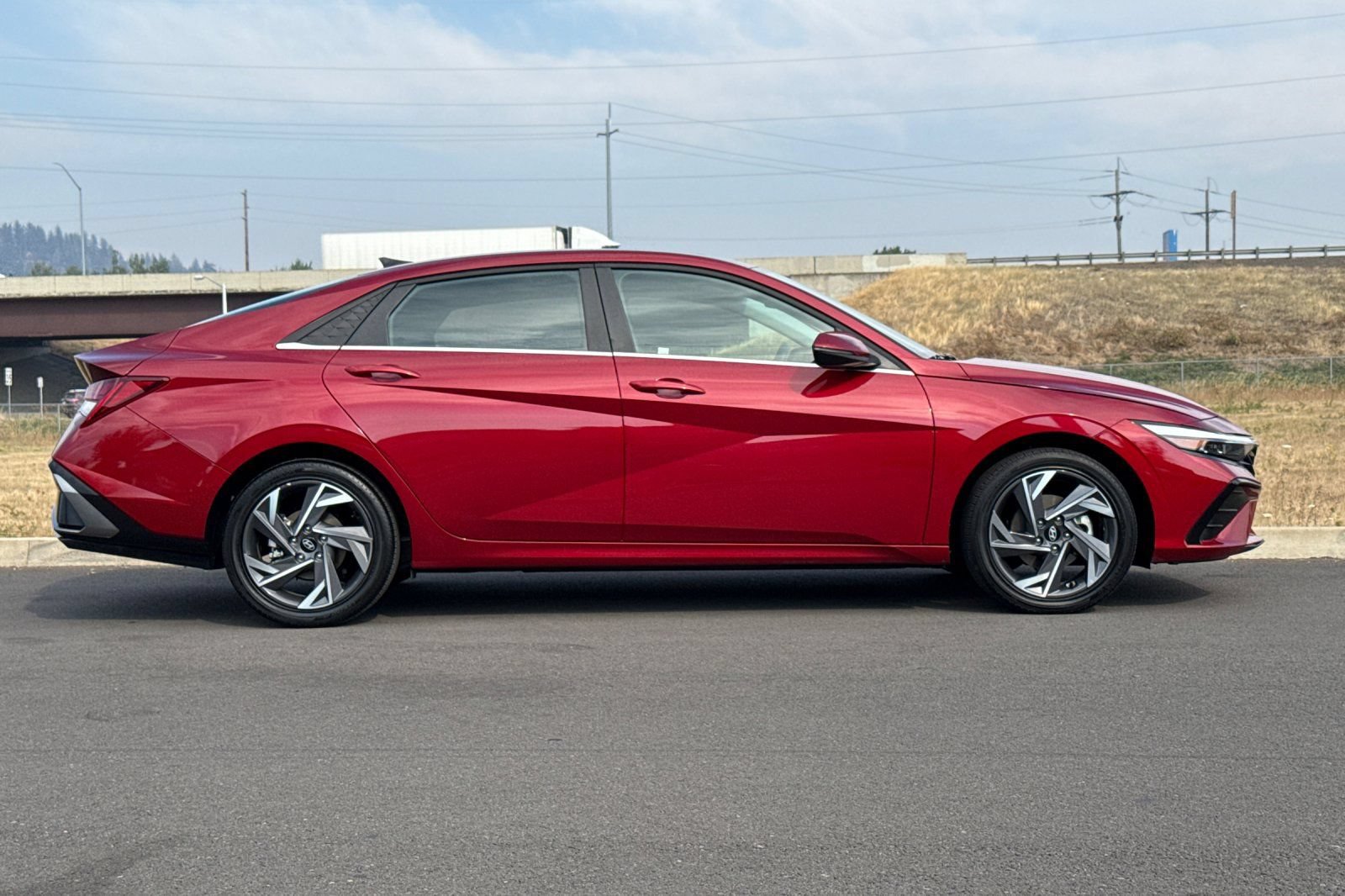Used 2025 Hyundai Elantra Limited FWD image 2