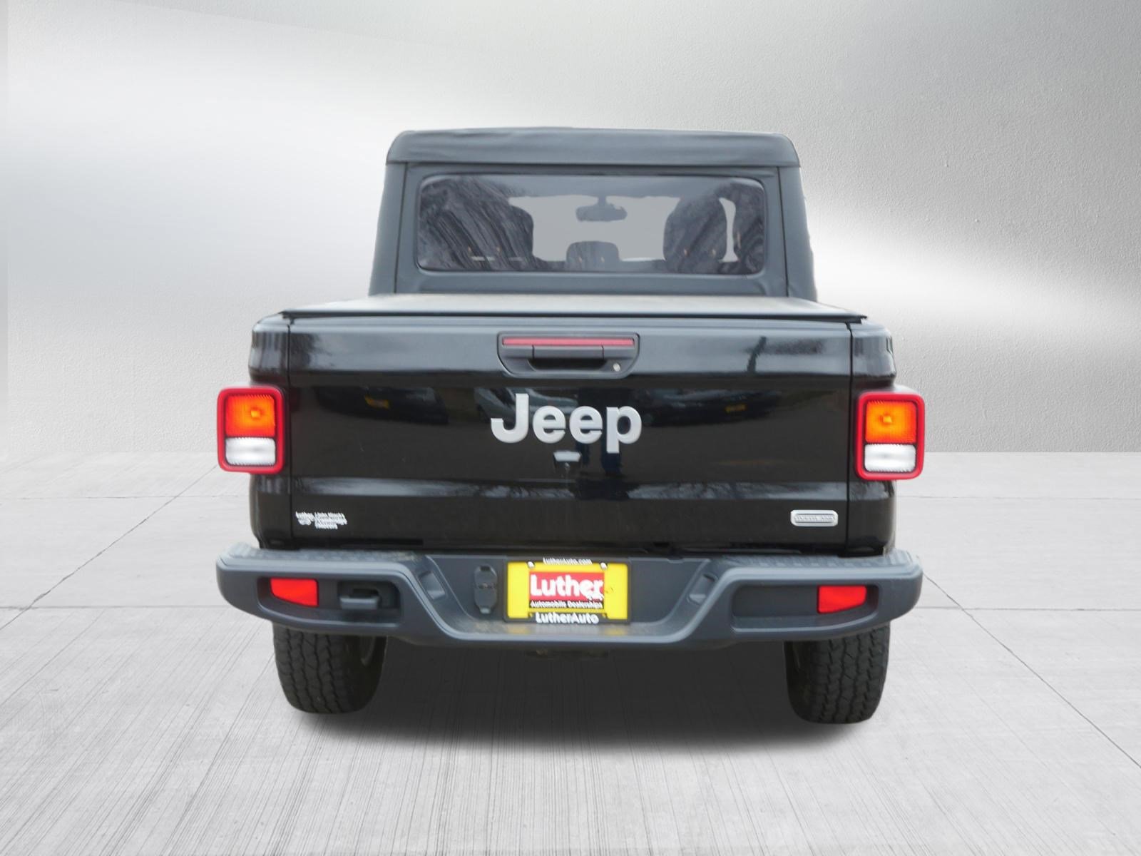 Used 2022 Jeep Gladiator Overland w/ Cold Weather Group image 6