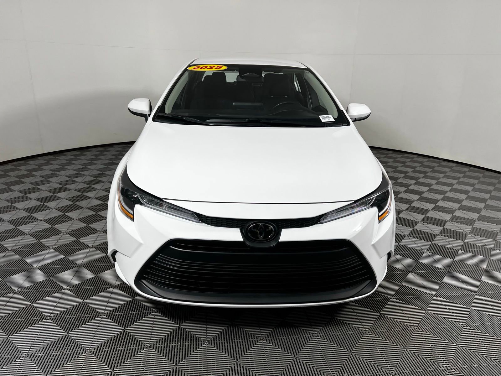 Used 2025 Toyota Corolla LE image 2