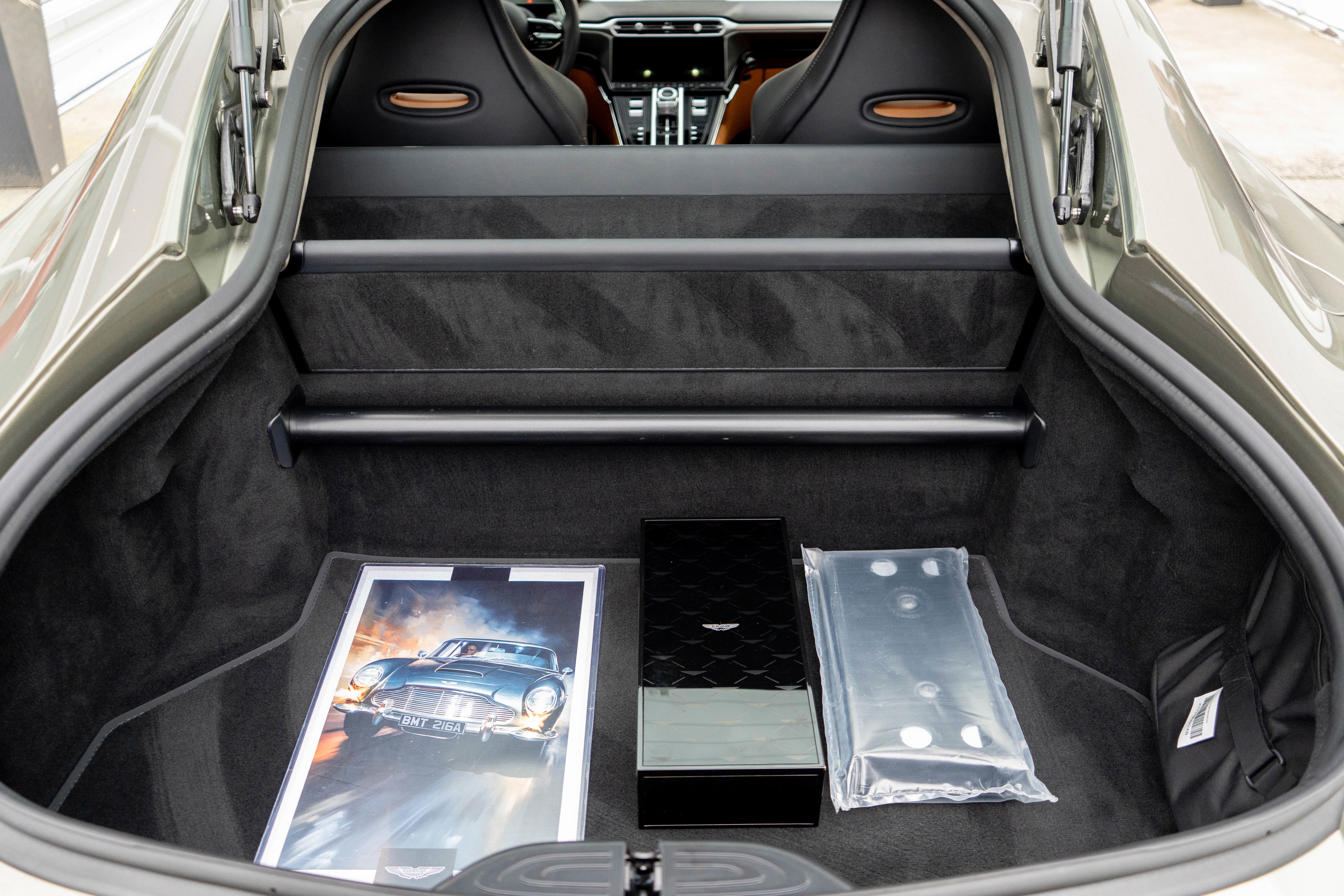 Used 2025 Aston Martin V8 Vantage Coupe image 27