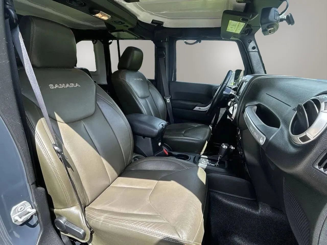 Used 2017 Jeep Wrangler Unlimited Sahara w/ Dual Top Group AWD/4WD image 23
