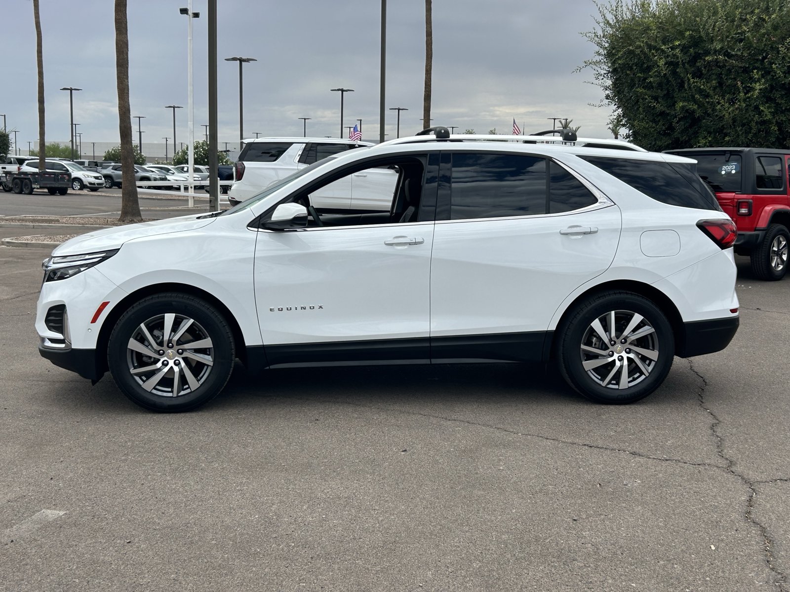 Used 2022 Chevrolet Equinox Premier FWD image 2