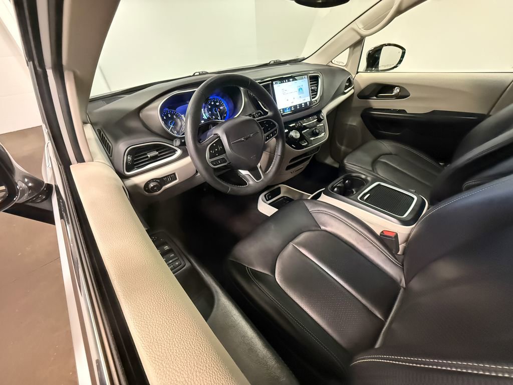 Used 2024 Chrysler Pacifica Touring-L video 2