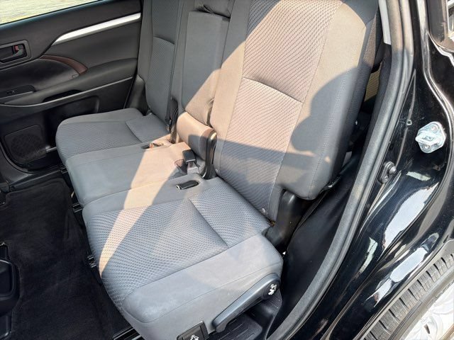 Used 2016 Toyota Highlander LE FWD image 19