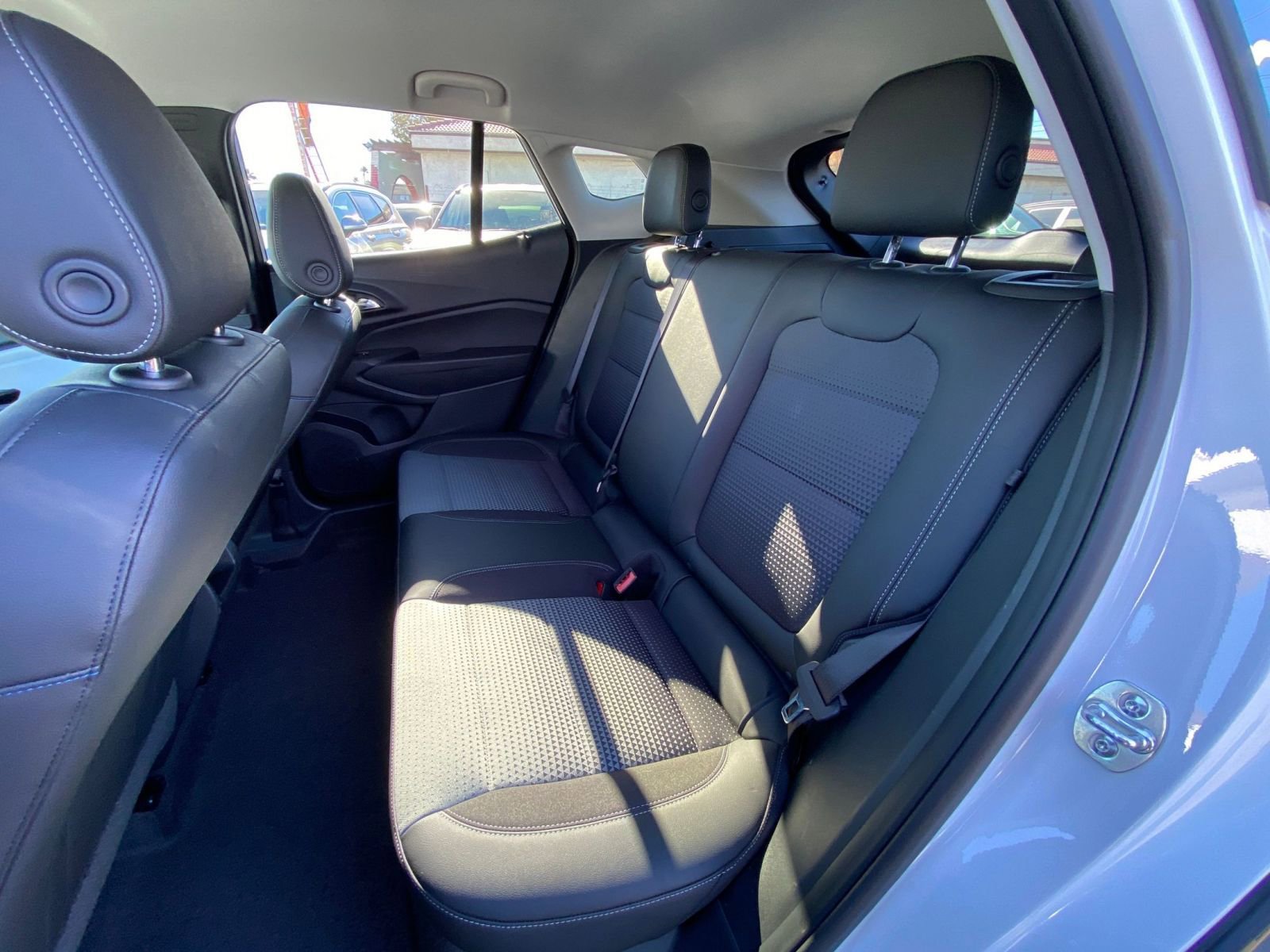 Used 2025 Chevrolet Trax LT w/ LT Convenience Package image 37