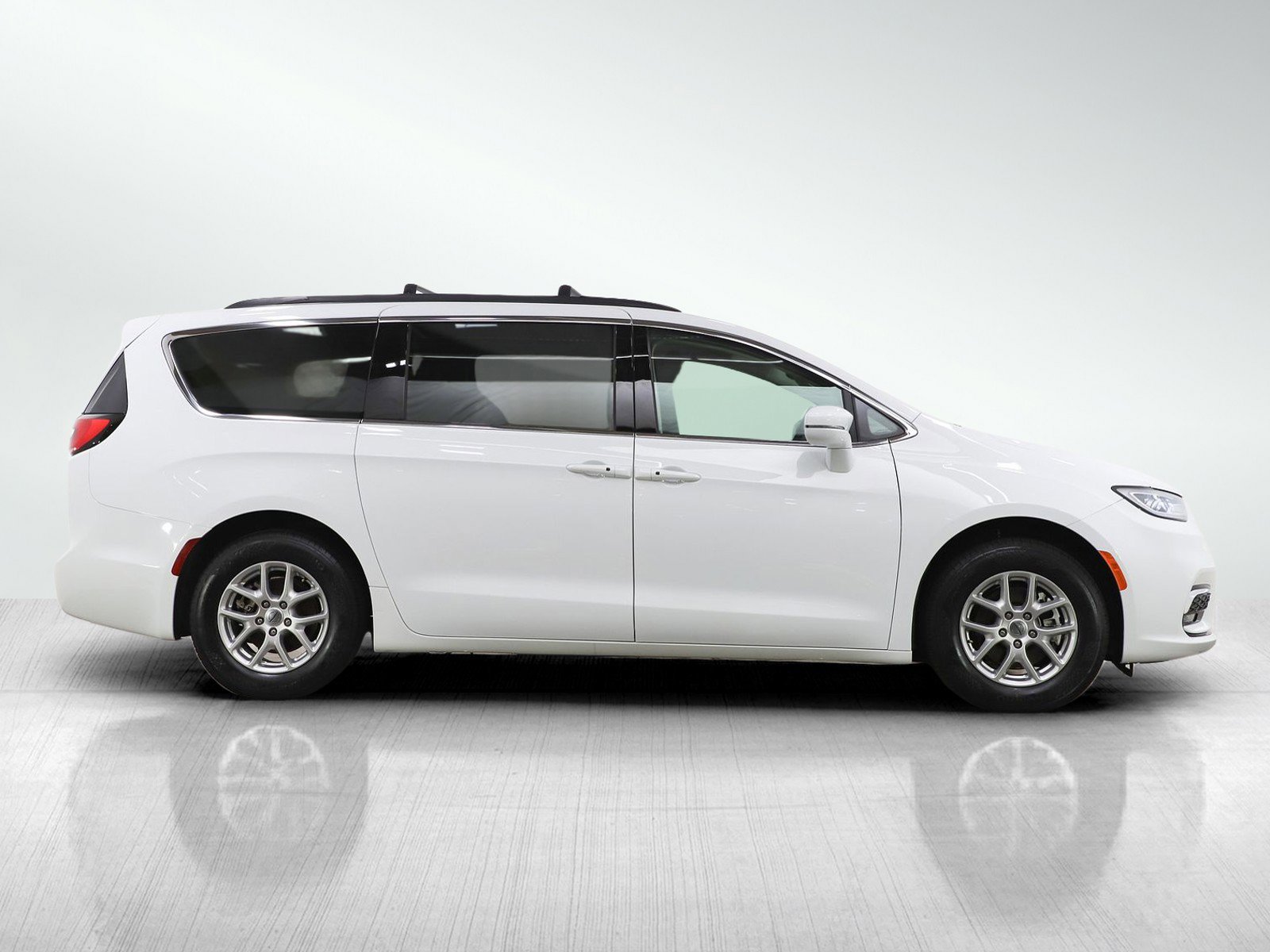 Used 2022 Chrysler Pacifica Touring-L image 6