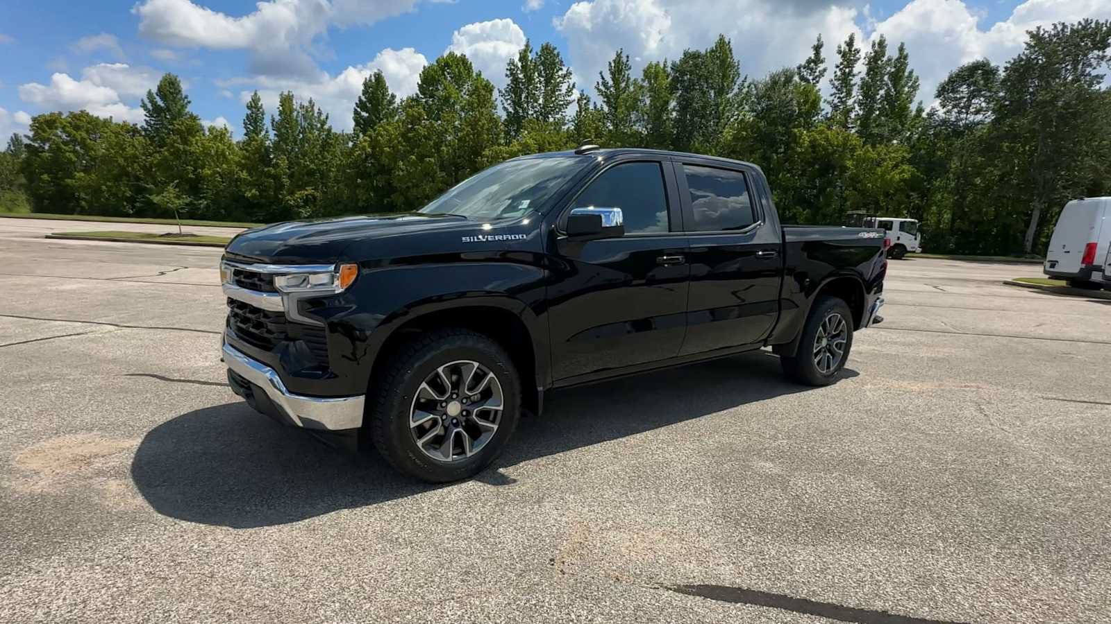 Used 2023 Chevrolet Silverado 1500 LT AWD/4WD image 4