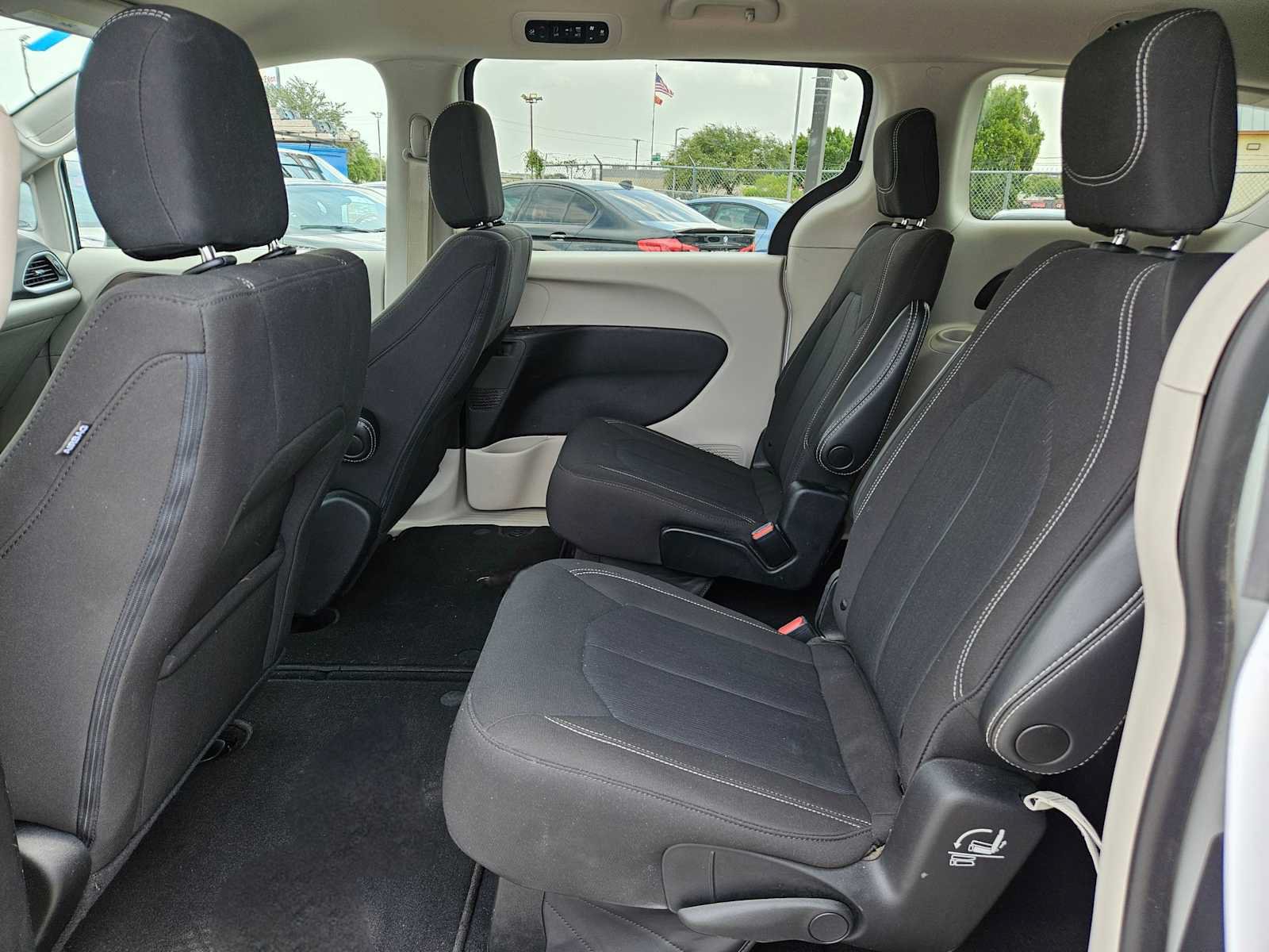 Used 2022 Chrysler Voyager LX FWD image 16