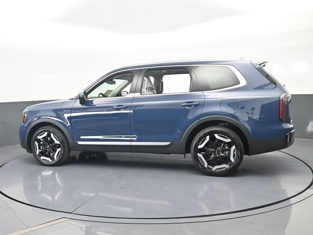 Used 2025 Kia Telluride EX w/ EX Captain's Chair Package image 3