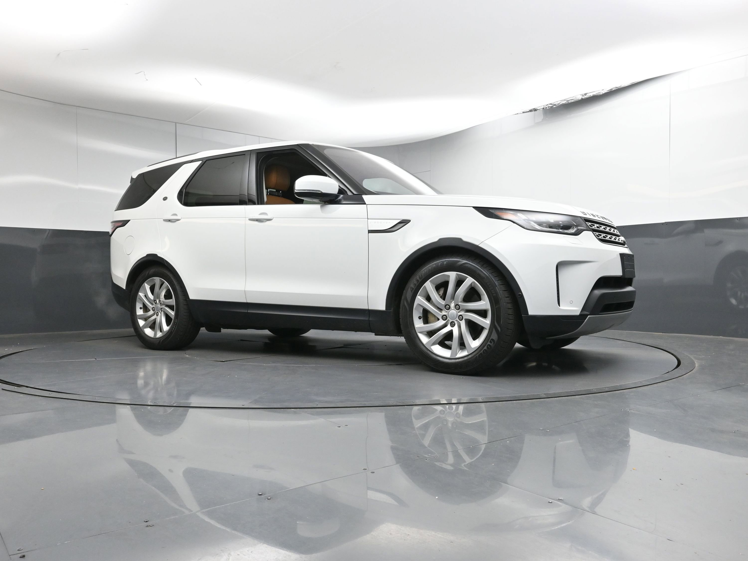 Used 2019 Land Rover Discovery HSE image 29