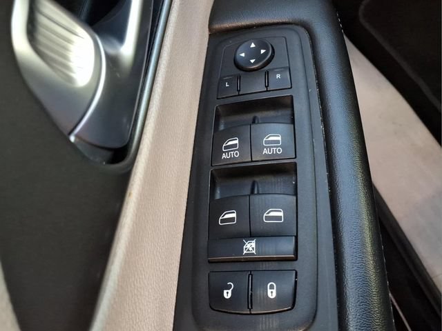 Used 2023 Chrysler Pacifica Touring-L FWD image 19
