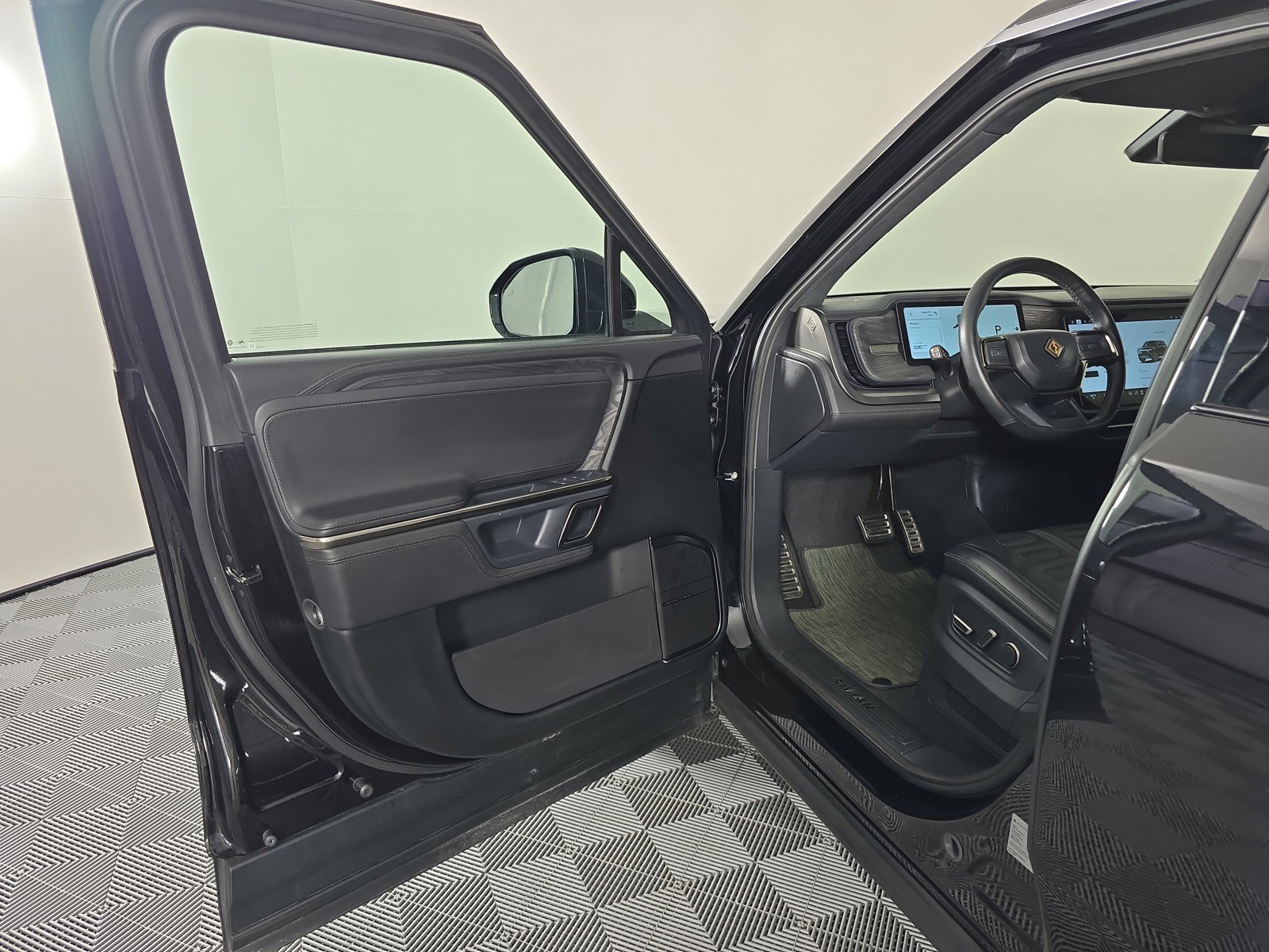 Used 2022 Rivian R1S Launch Edition image 16