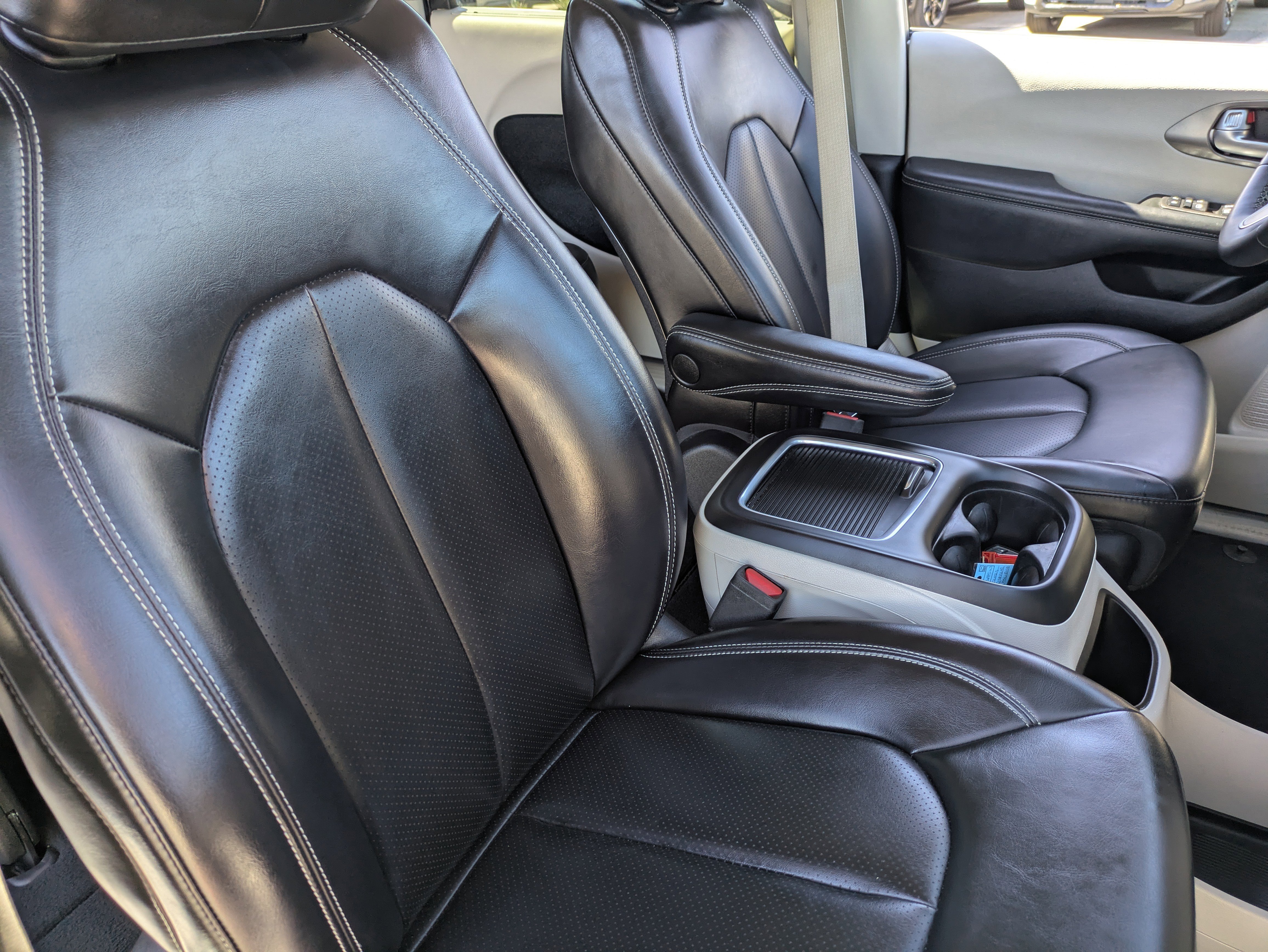 Used 2023 Chrysler Pacifica Touring-L FWD image 11