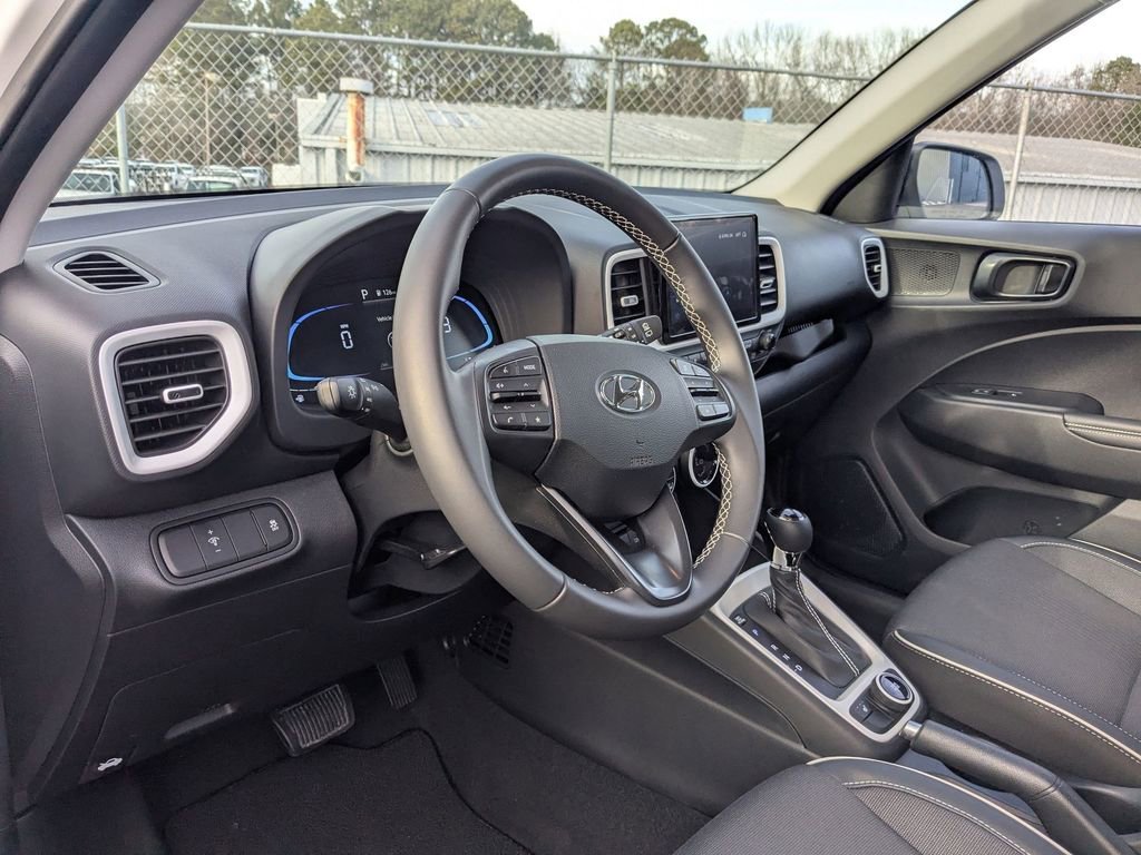 Used 2025 Hyundai Venue Limited image 12