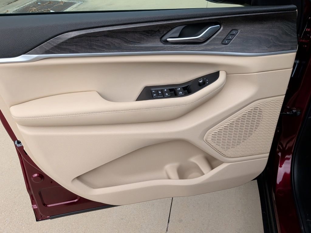 New 2025 Jeep Grand Cherokee Limited image 11