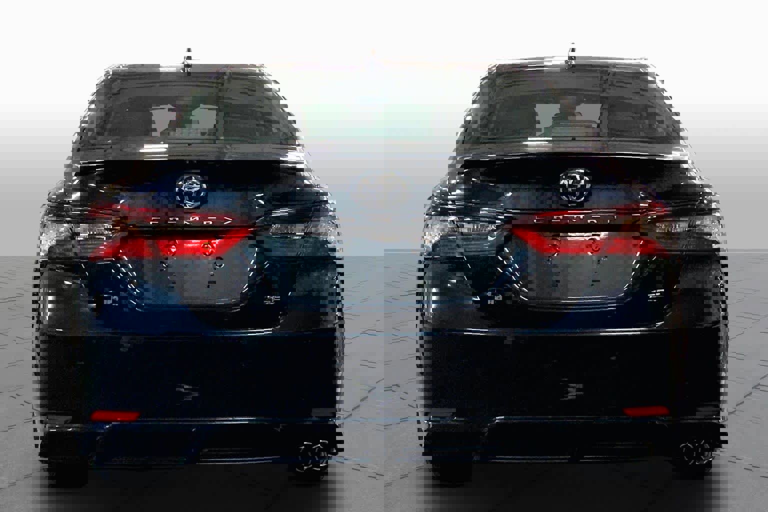 Used 2021 Toyota Camry SE w/ Cold Weather Package FWD image 5