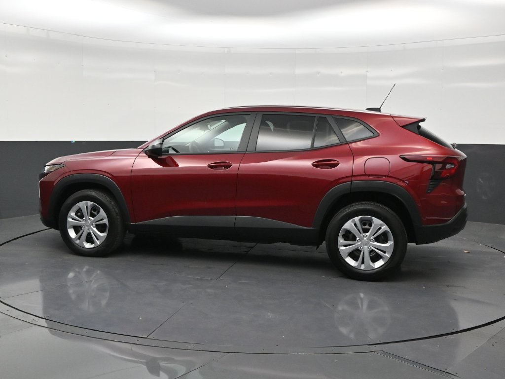 Used 2025 Chevrolet Trax LS FWD image 2