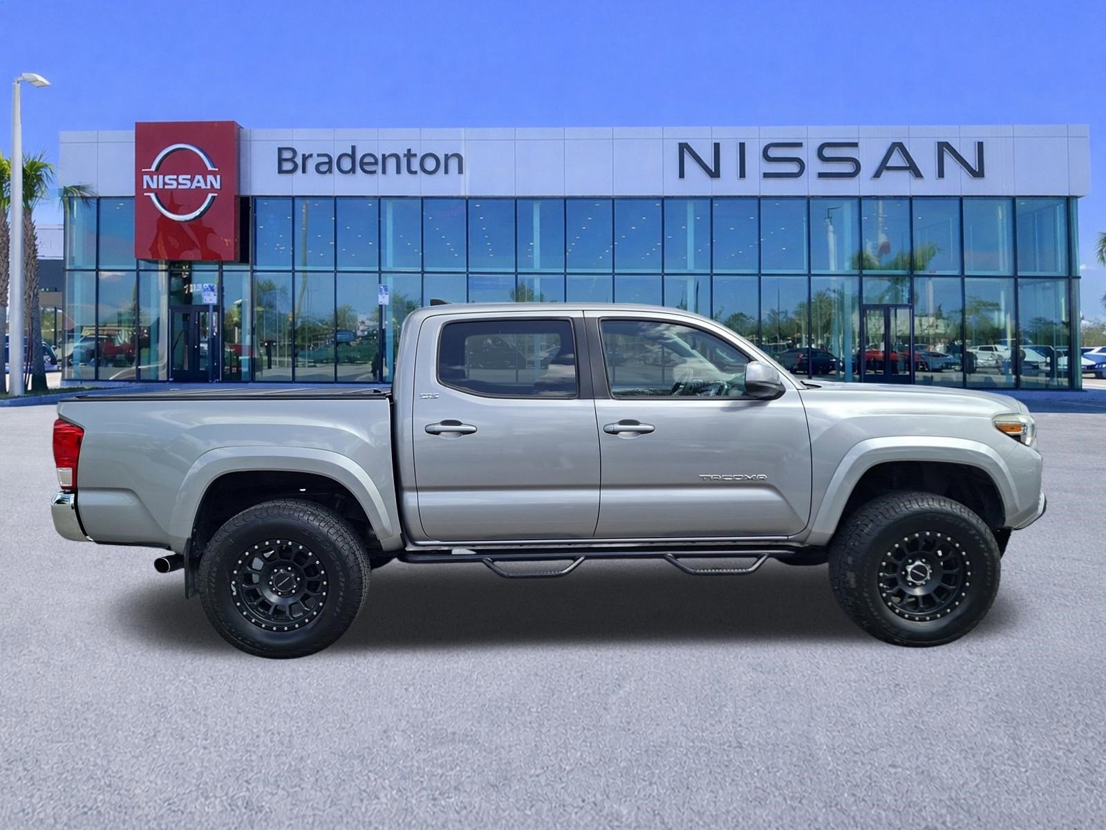 Used 2016 Toyota Tacoma SR5 w/ SR5 Appearance Package (SN) image 4
