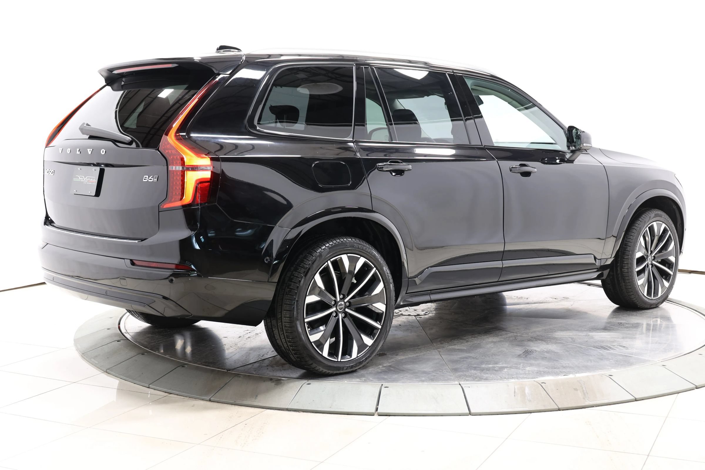 Used 2025 Volvo XC90 T8 Plus w/ Protection Package Premier AWD/4WD image 4