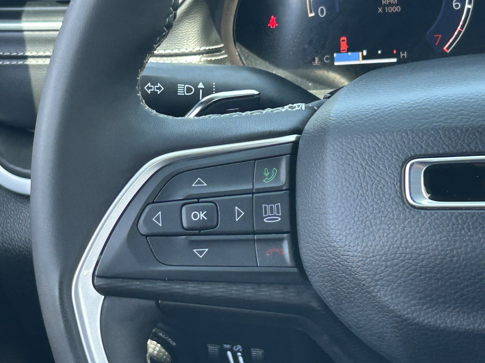 Used 2024 Jeep Grand Cherokee L Altitude AWD/4WD image 24
