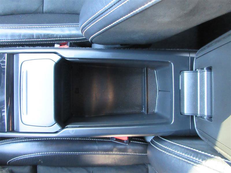 Used 2019 Volvo XC40 T4 R-Design image 16