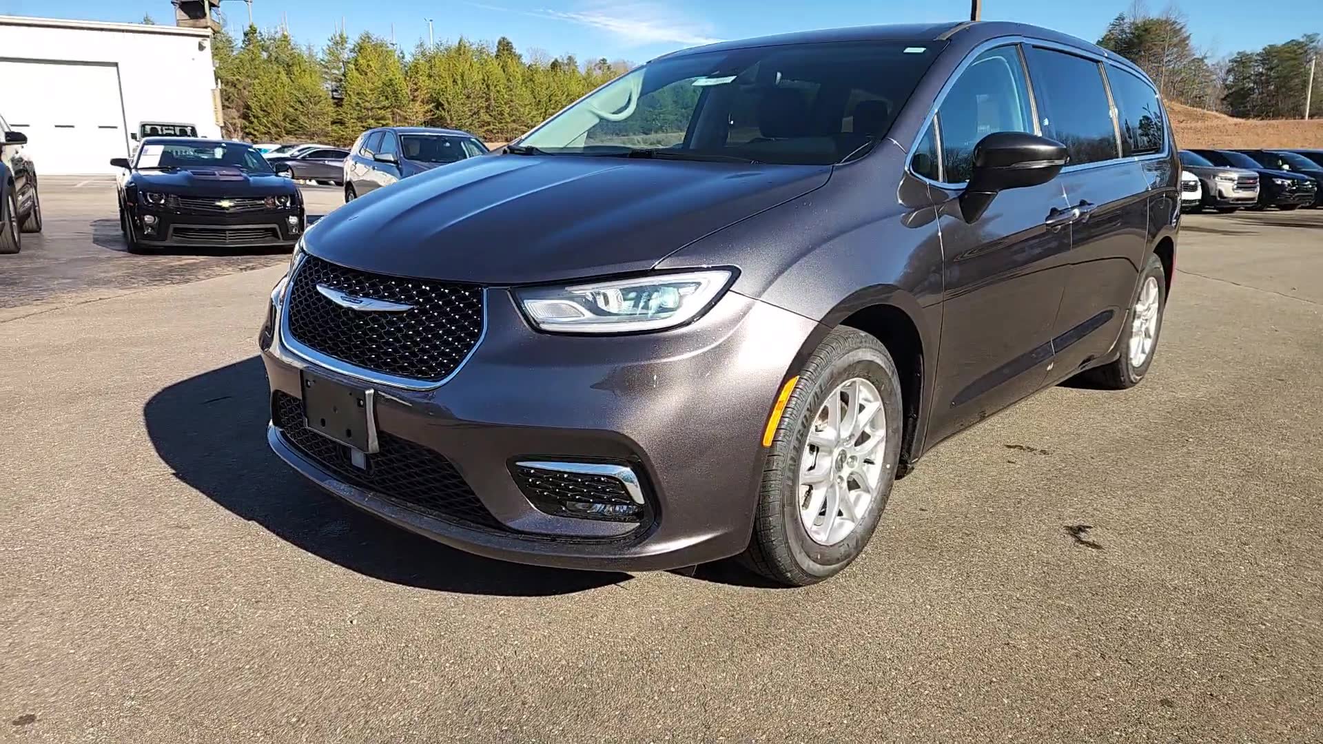Used 2023 Chrysler Pacifica Touring-L image 2