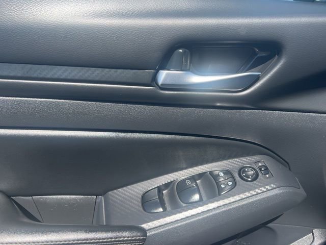 Used 2024 Nissan Altima 2.5 SV FWD image 24