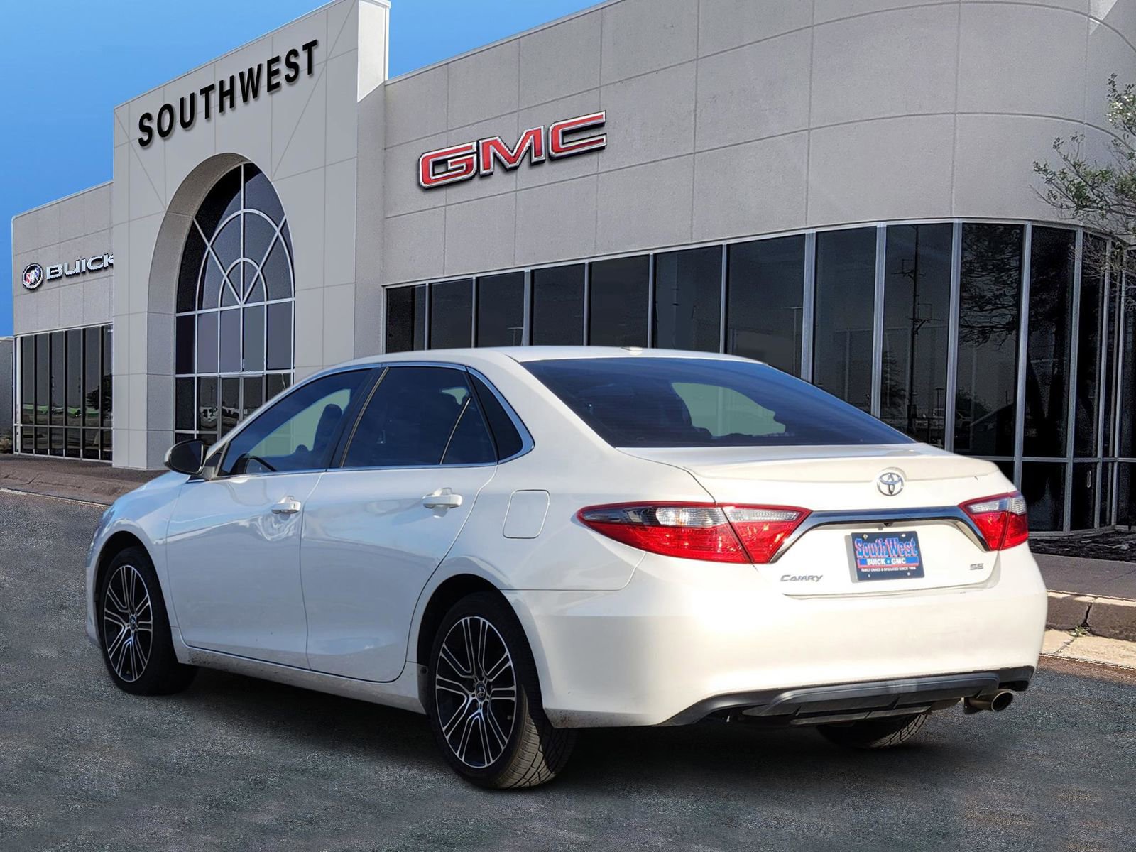 Used 2016 Toyota Camry SE image 4