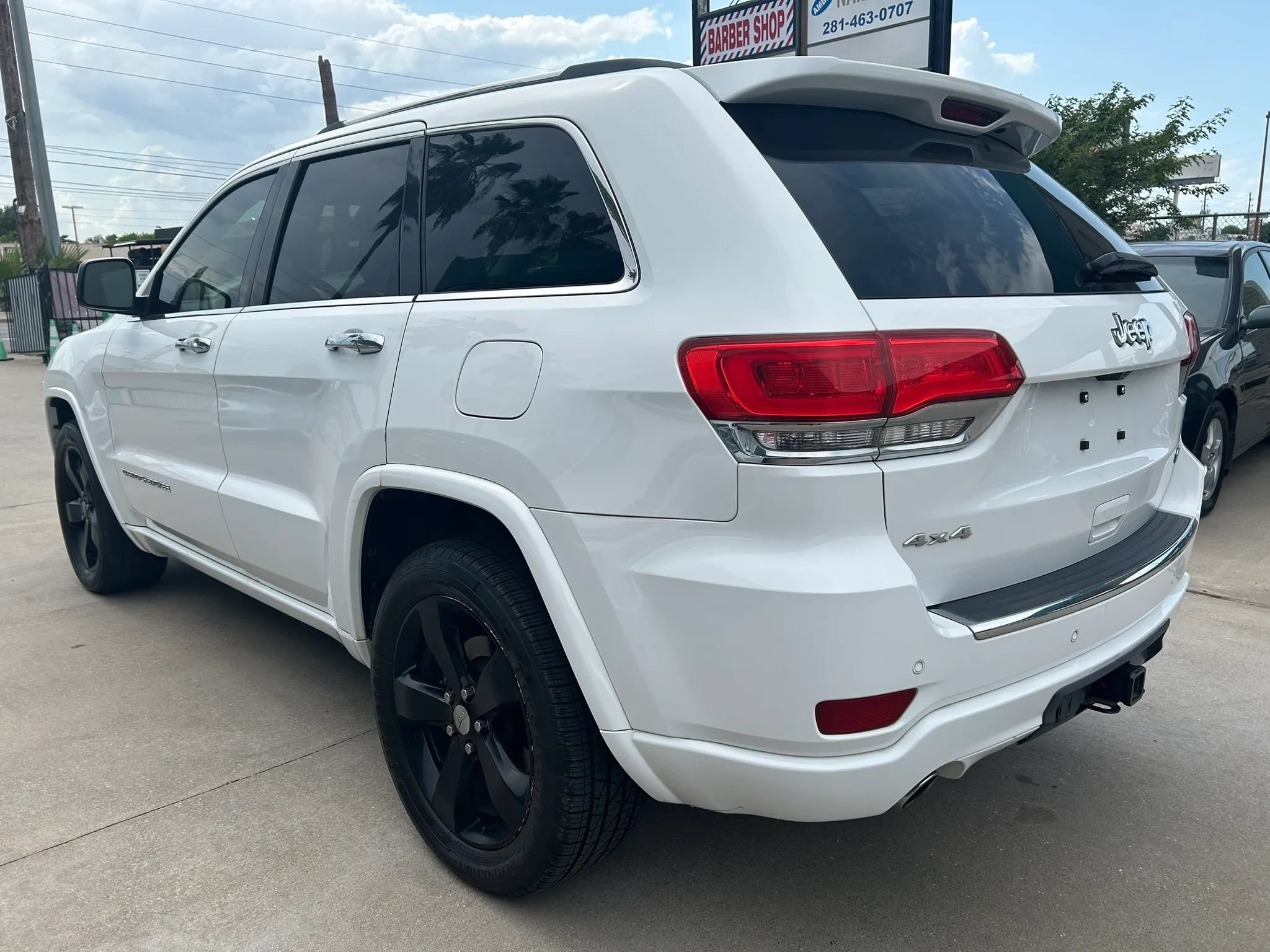 Used 2015 Jeep Grand Cherokee Overland AWD/4WD image 3