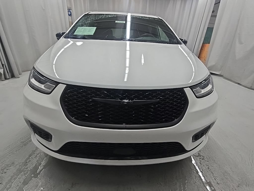 Used 2024 Chrysler Pacifica Limited FWD image 8
