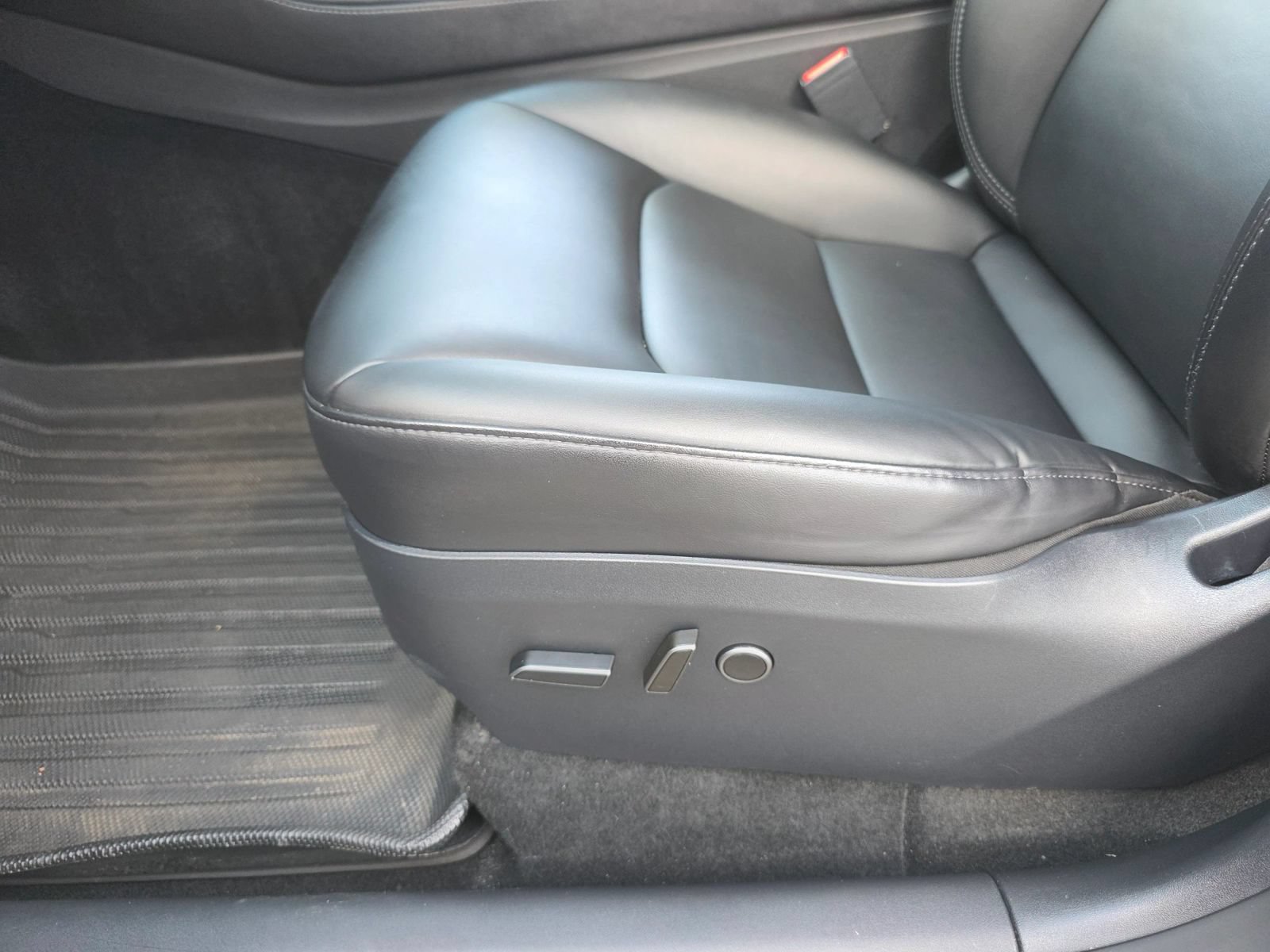 Used 2024 Tesla Model Y Long Range AWD/4WD image 25