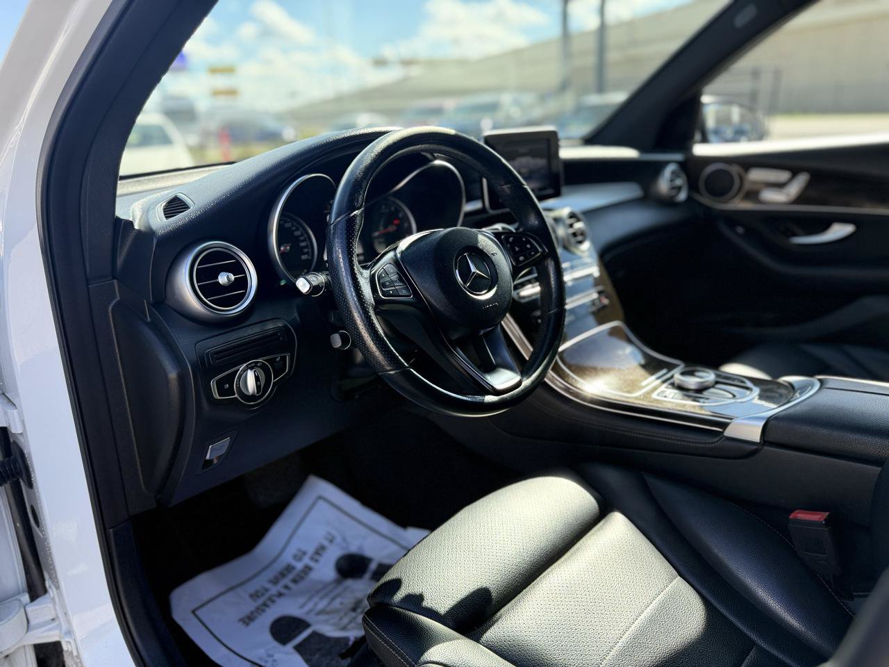 Used 2019 Mercedes-Benz GLC 300 w/ Premium Package image 4