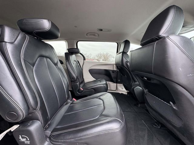 Used 2023 Chrysler Pacifica Touring-L image 19