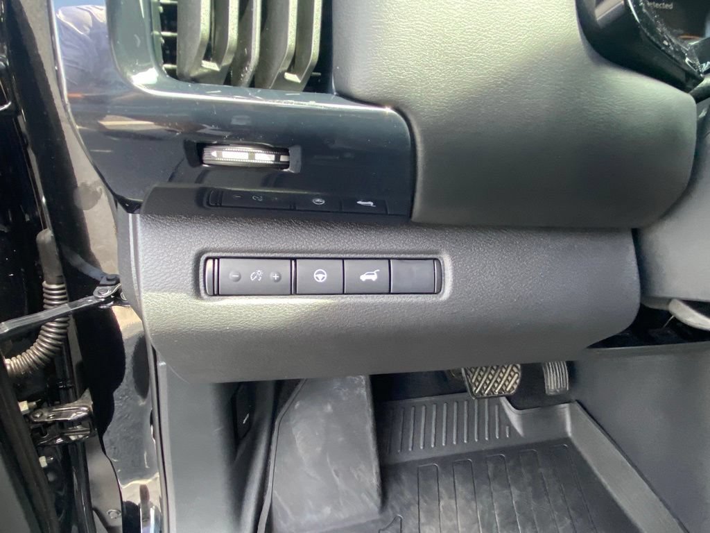 Used 2025 Nissan Pathfinder SV FWD image 12