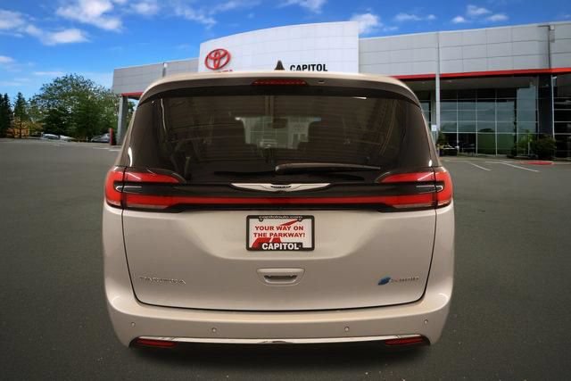 Used 2023 Chrysler Pacifica Touring-L FWD image 4