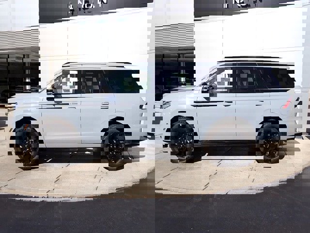 New 2025 Lincoln Navigator Reserve w/ Jet Appearance Package image 2