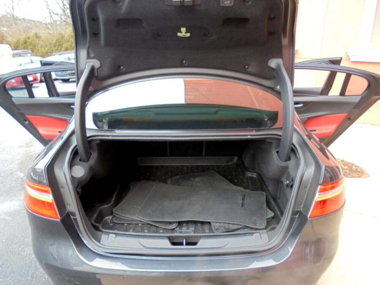 Used 2018 Jaguar XE R-Sport image 32