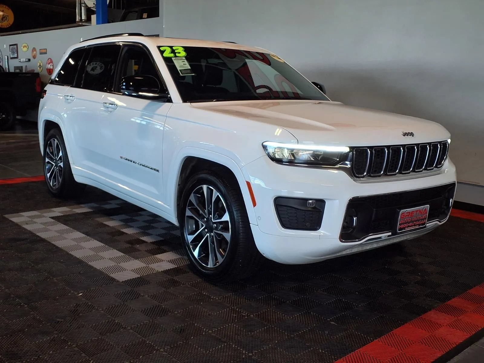Used 2023 Jeep Grand Cherokee Overland w/ Luxury Tech Group IV AWD/4WD image 2
